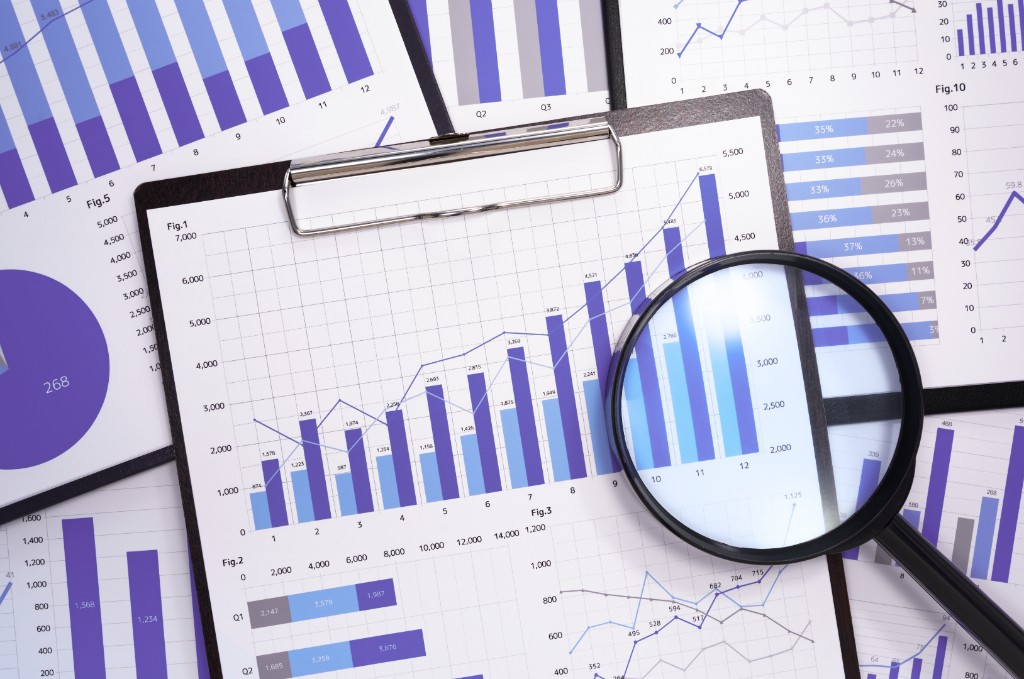 Lupa sobre gráficos e relatórios da operação